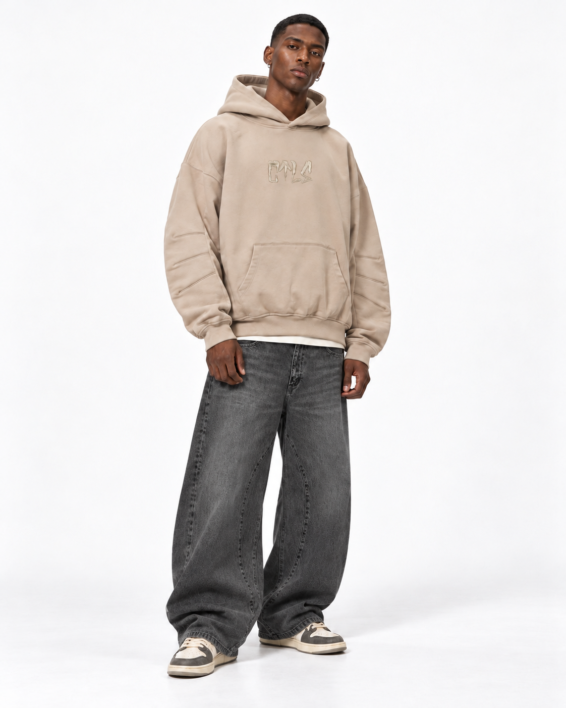 Usual Hoodie ’25 BEIGEとBOWLEGGED BUGGY DENIM PANTS Blackのスタイリング。白いスタジオ背景の正面全身。